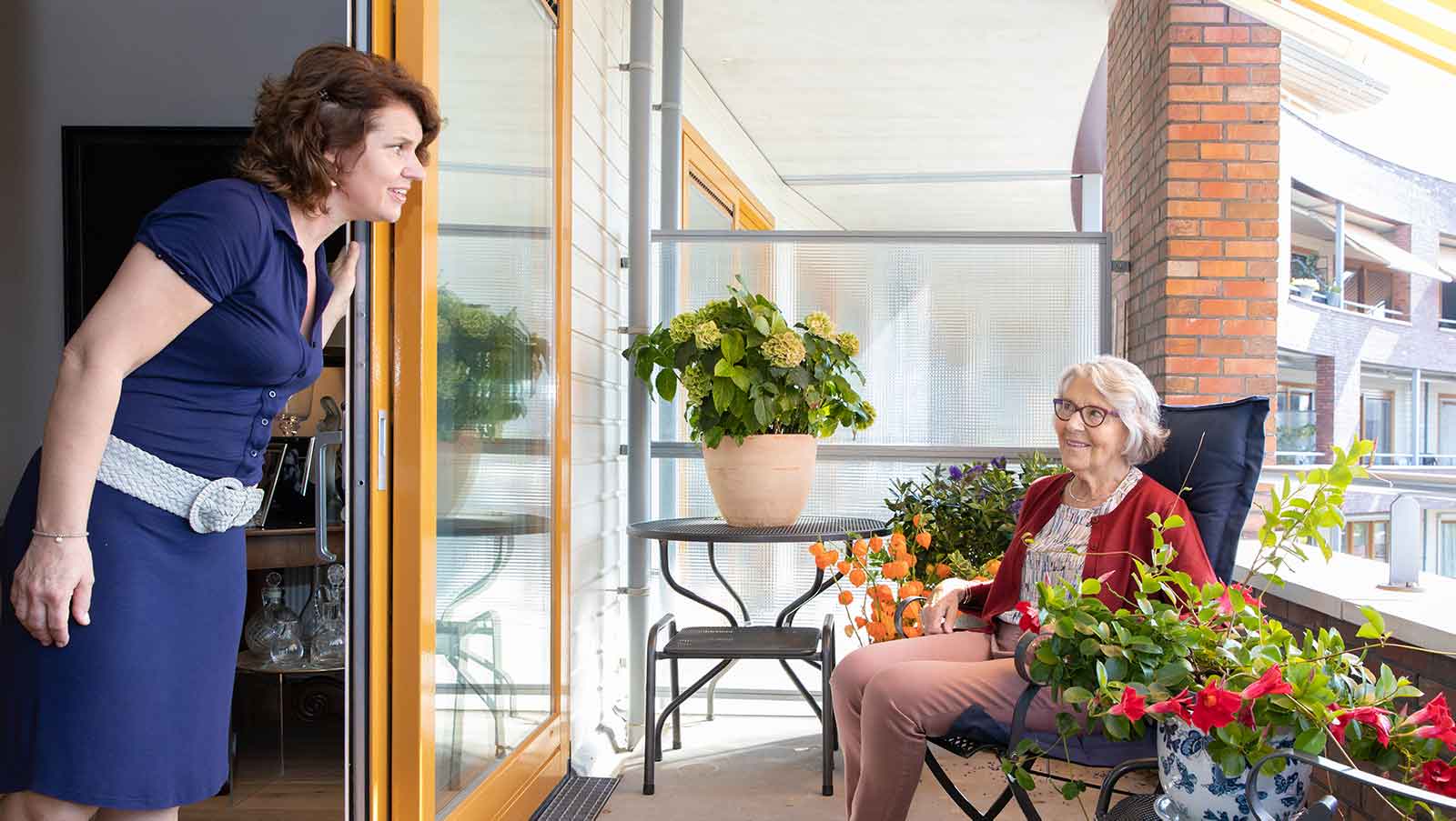 Saar komt aan bij oudere op het balkon
